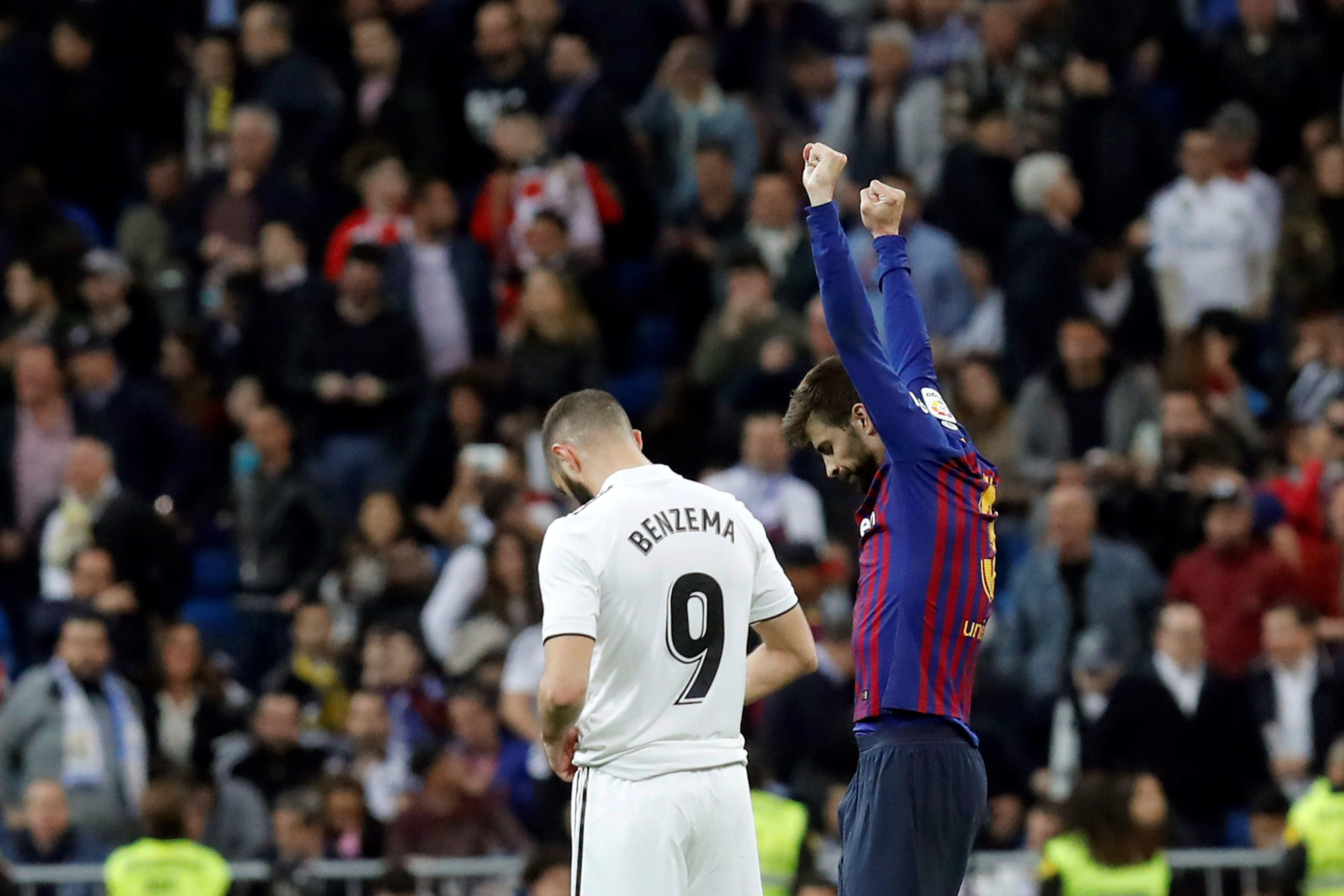 Piqué celebrando el triunfo en el Santiago Bernabéu / EFE