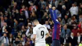 Piqué celebrando el triunfo en el Santiago Bernabéu / EFE