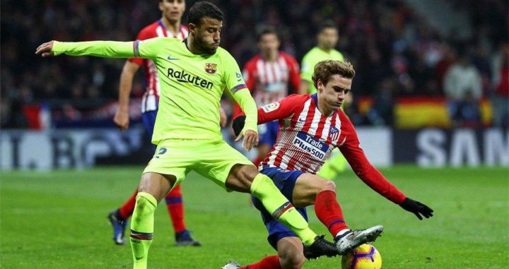 Rafinha disputa un balón con Antoine Griezmann / EFE