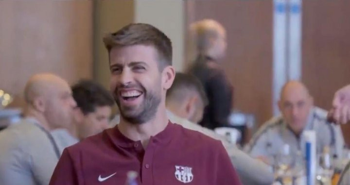 Piqué le explica a Valverde sus aventuras en Manchester/ FCB