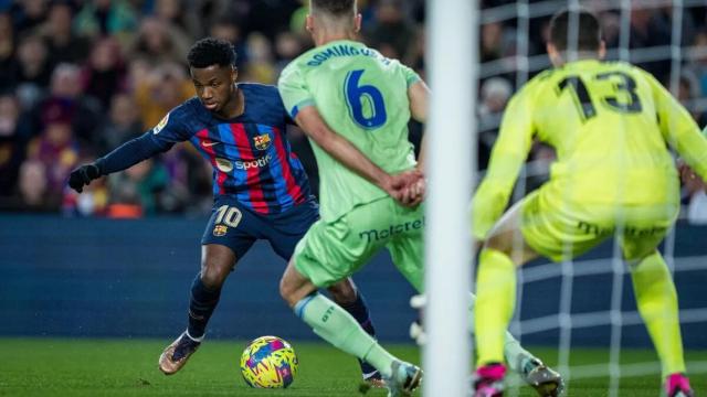 Ansu Fati encara a un jugador del Getafe / FCB