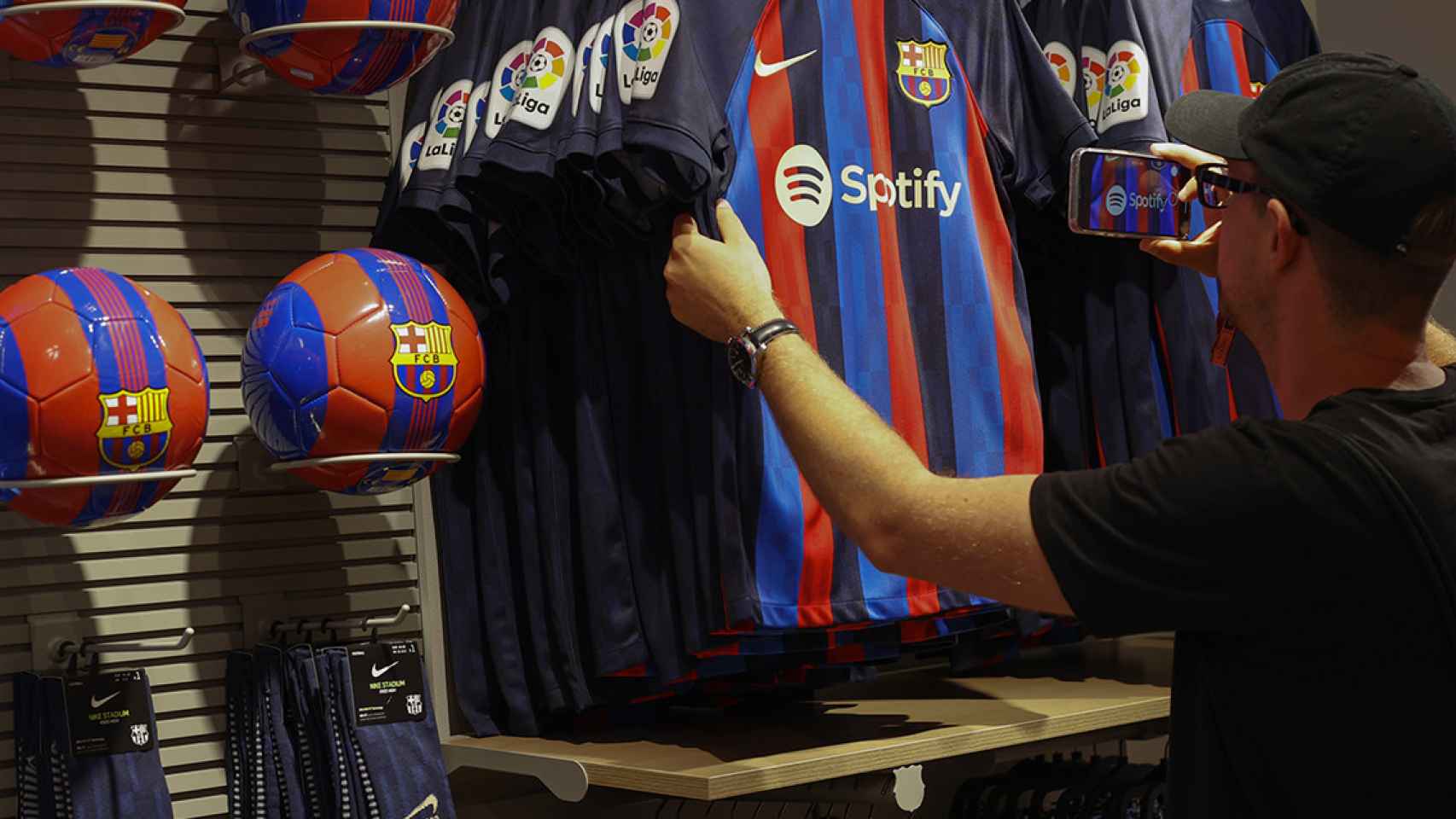 La nueva camiseta del Barça para la temporada 2022-23 / EFE