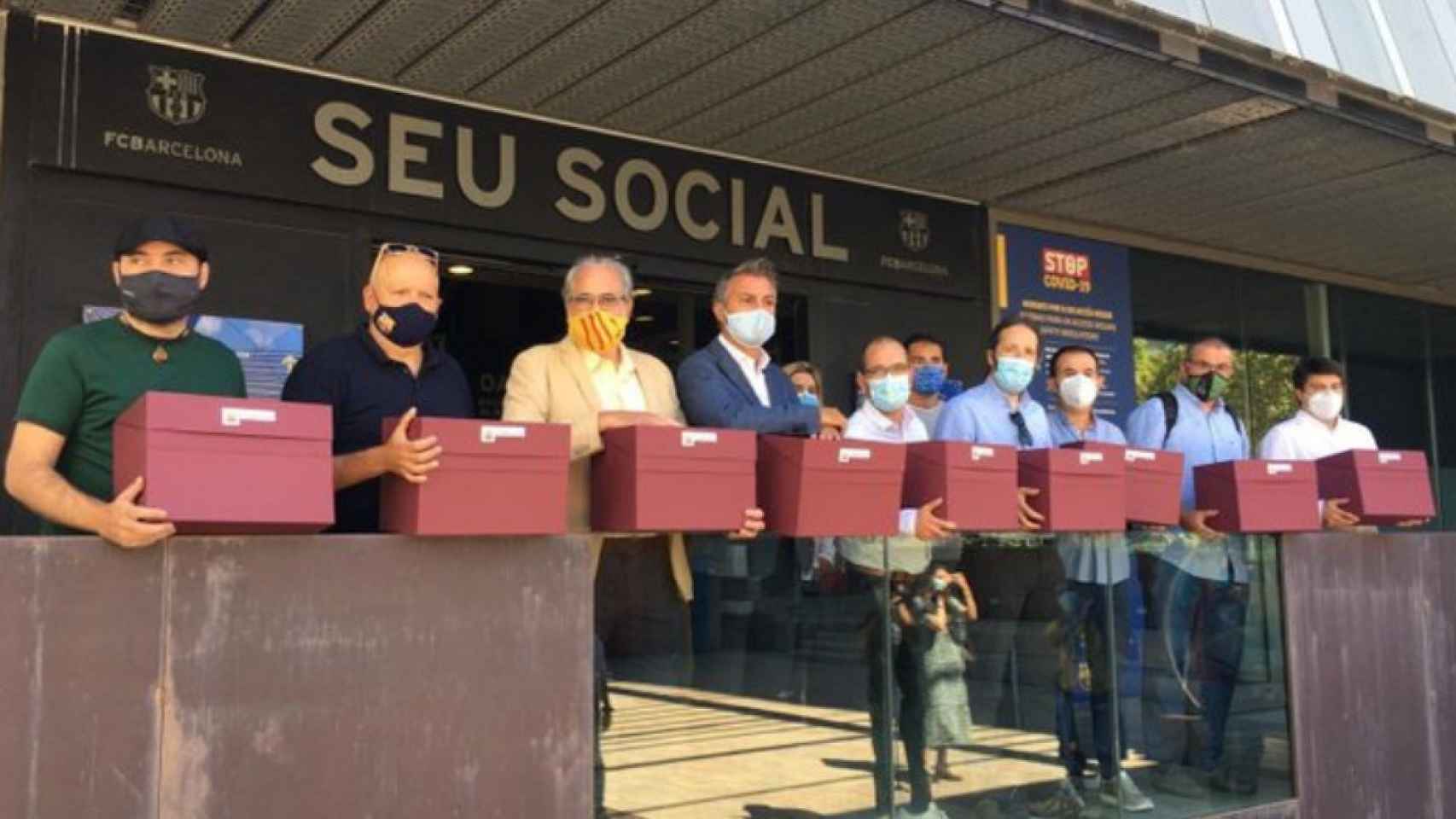 Los promotores de la moción de censura a las puertas del Camp Nou / Redes