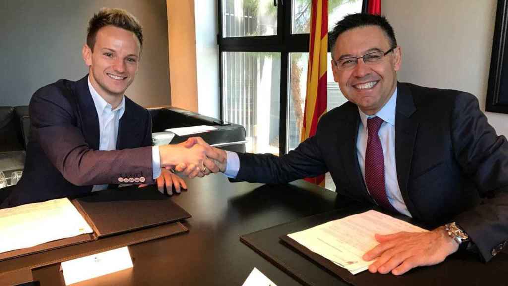 Josep Maria Bartomeu e Ivan Rakitic en la última renovación del croata / EFE