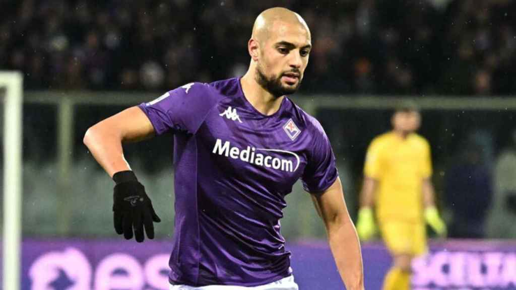 Sofyan Amrabat, posible fichaje del Barça, en un partido con la Fiorentina