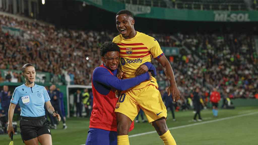 El emotivo abrazo de Alejandro Balde a Ansu Fati, tras anotar un golazo contra el Elche / EFE