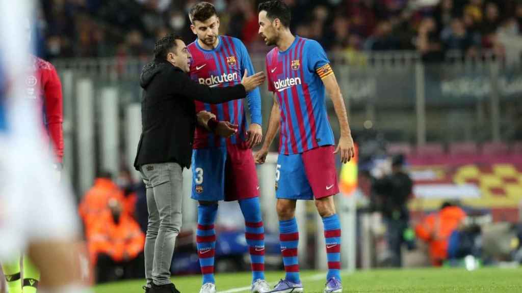 Xavi da instrucciones a Piqué y Busquets / FCB