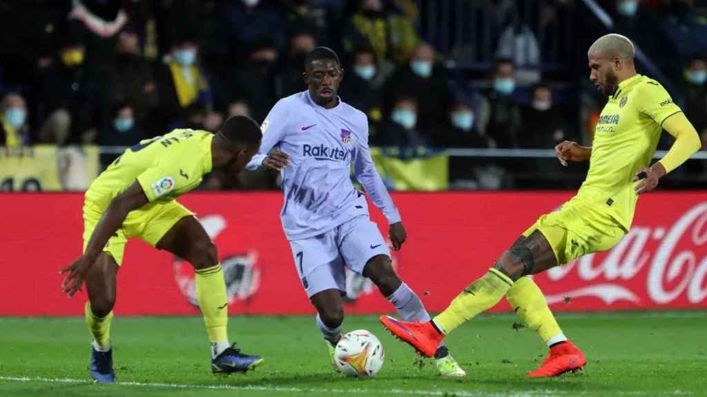 Ousmane Dembelé encara contra dos jugadores del Villarreal / FCB