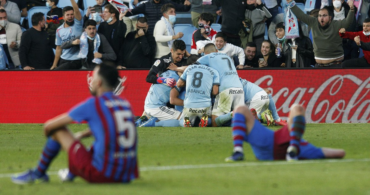 La tristeza de los jugadores del Barça tras desperdiciar una ventaja de tres goles contra el Celta / EFE