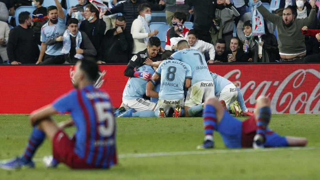 La tristeza de los jugadores del Barça tras desperdiciar una ventaja de tres goles contra el Celta / EFE