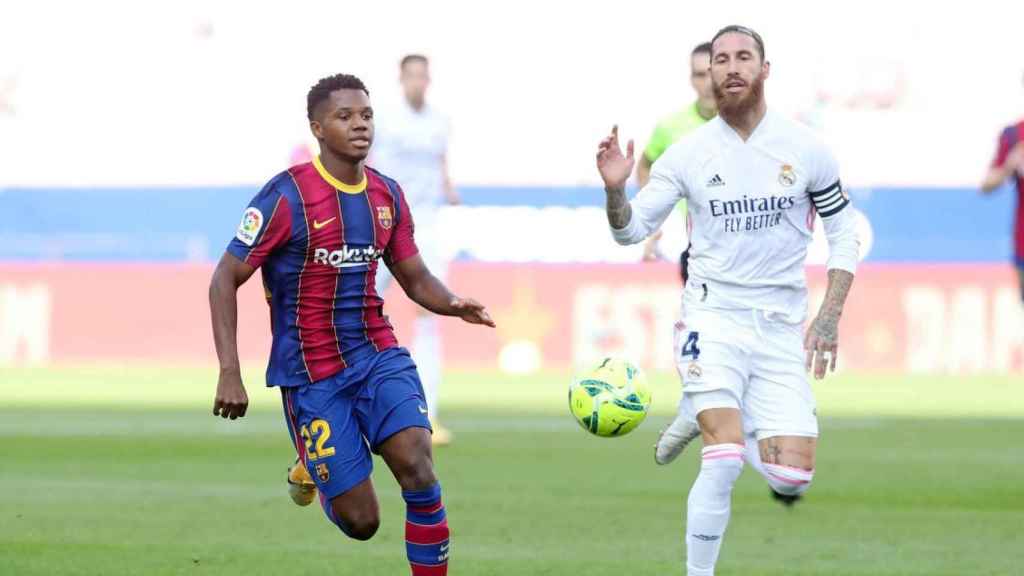 Ansu Fati luchando un balón con Sergio Ramos / EFE