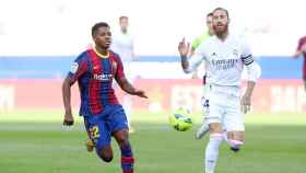 Ansu Fati luchando un balón con Sergio Ramos / EFE