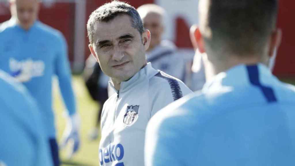 Una foto de Ernesto Valverde durante un entrenamiento del Barça / FCB