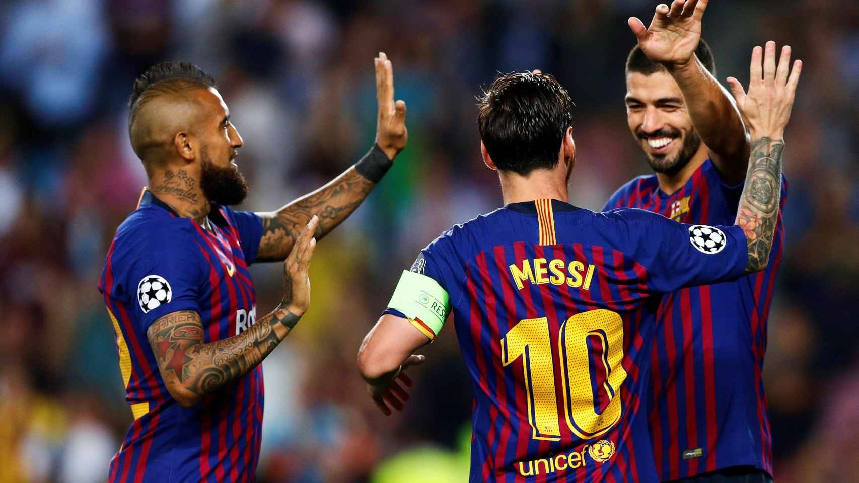 Arturo Vidal, Leo Messi y Luis Suárez celebran un gol frente al PSV / EFE