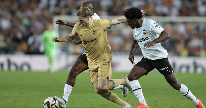 Frenkie de Jong, conduciendo el balón frente al Valencia en Mestalla / EFE