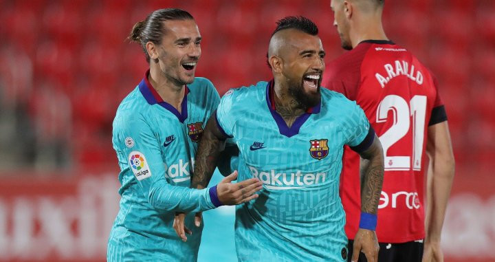 Arturo Vidal celebrando su gol con Griezmann /EFE