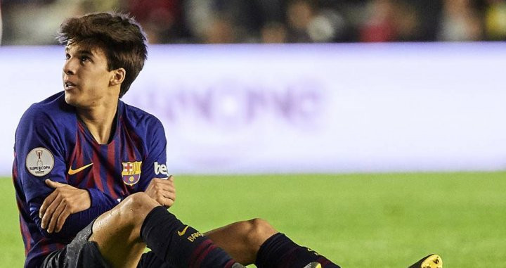 Riqui Puig, después de recibir una nueva falta/ El País