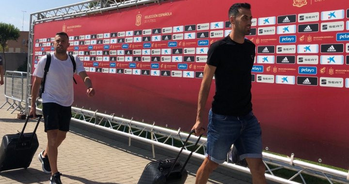 Jordi Alba y Sergio Busquets llegando a las Rozas / EFE