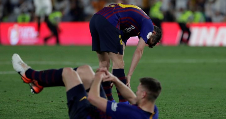 Roberto y Lenglet lamentando un gol del Valencia / EFE