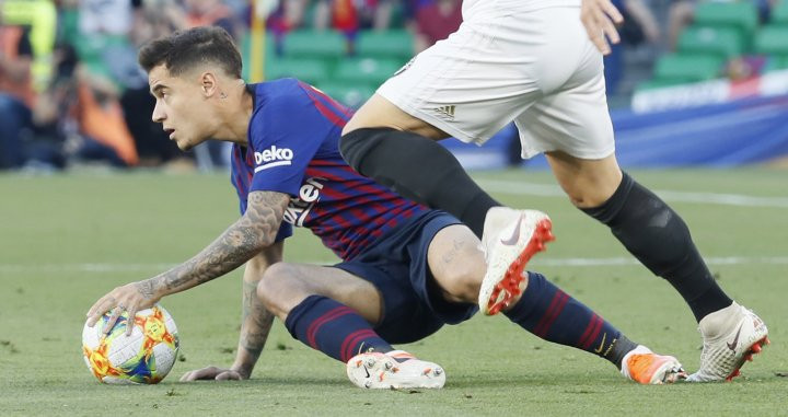 Coutinho luchando un balón con Wass / EFE