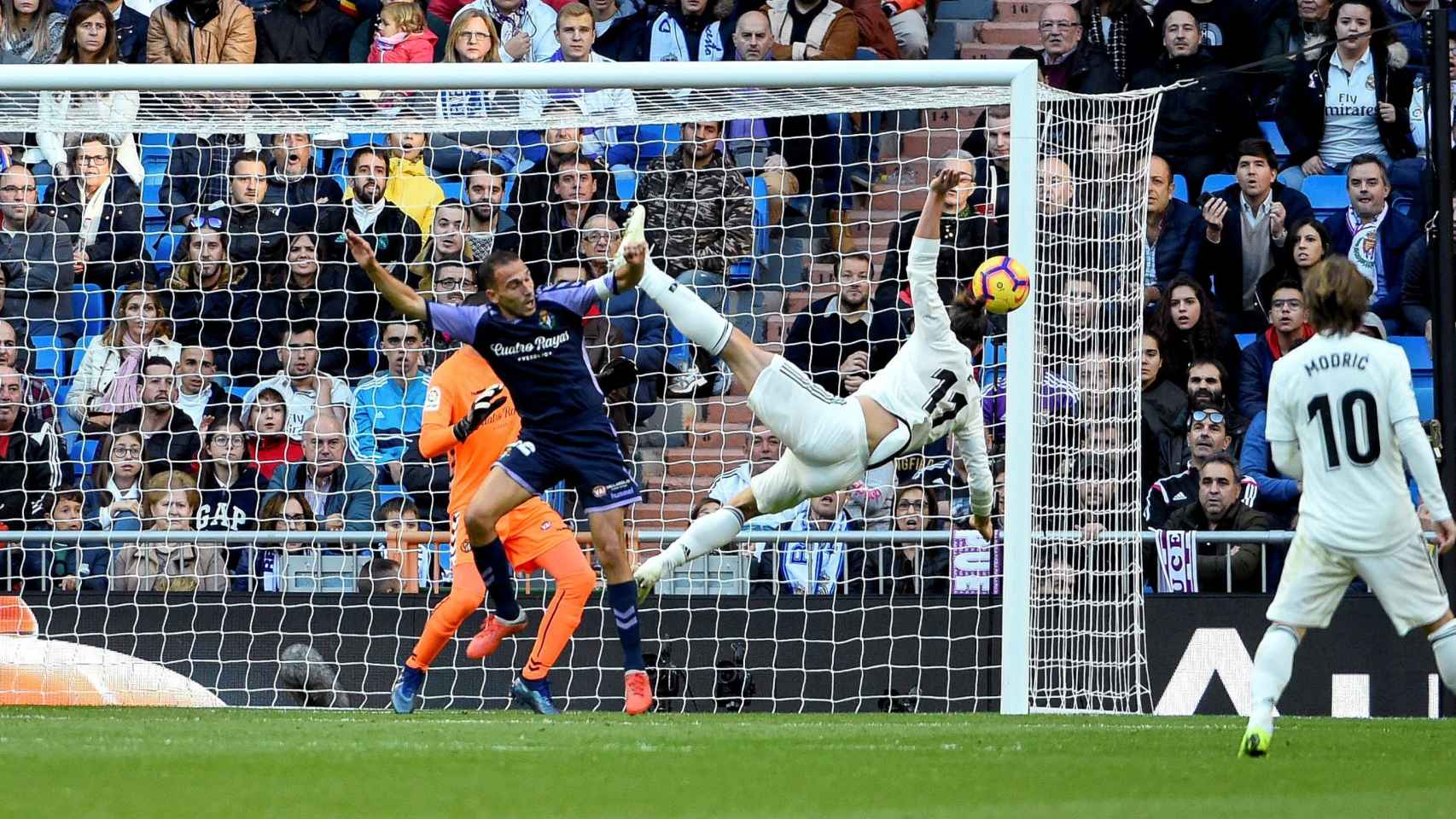 Una imagen del partido del Real Madrid contra el Valladolid en el Santiago Bernabéu / EFE