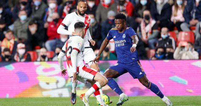 Vinicius regateando a los defensores del Rayo Vallecano / Real Madrid