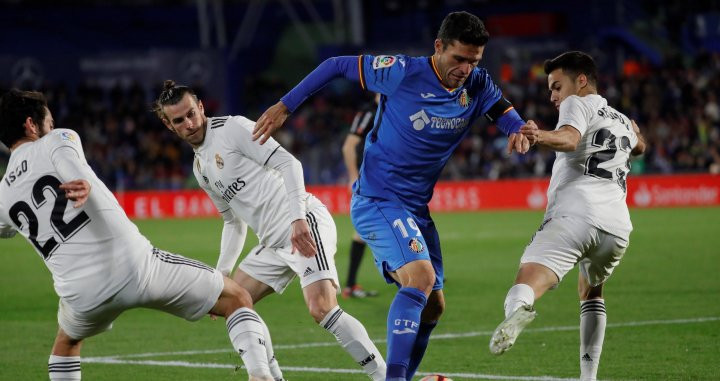 Jorge Molina regateando jugadores del Real Madrid / EFE