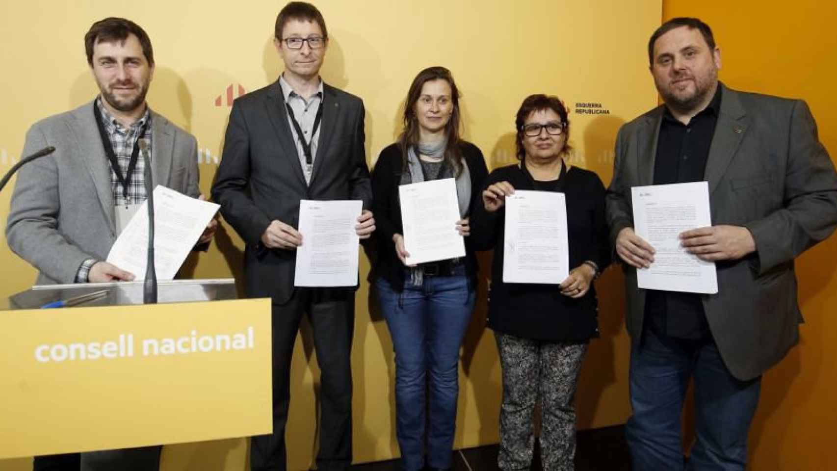 El presidente de ERC, Oriol Junqueras, con los consejeros Meritxell Serret, consejera agricultura, y Dolors Bassa, consejera trabajo y asuntos sociales, Toni Comín, consejero Salud, y Carles Mundó, consejero de Justícia.