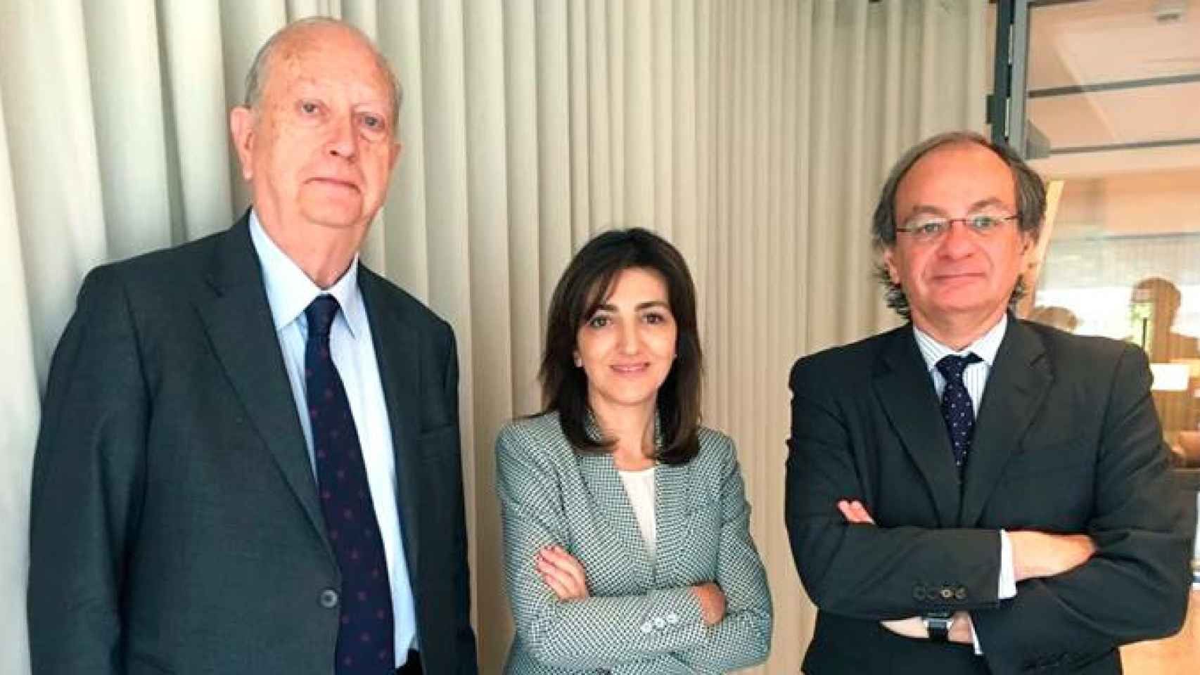 Carmina Ganyet, directora general corporativa de Colonial, flanqueada por Juan José Brugera (i), presidente; y Pere Viñolas, consejero delegado / CG