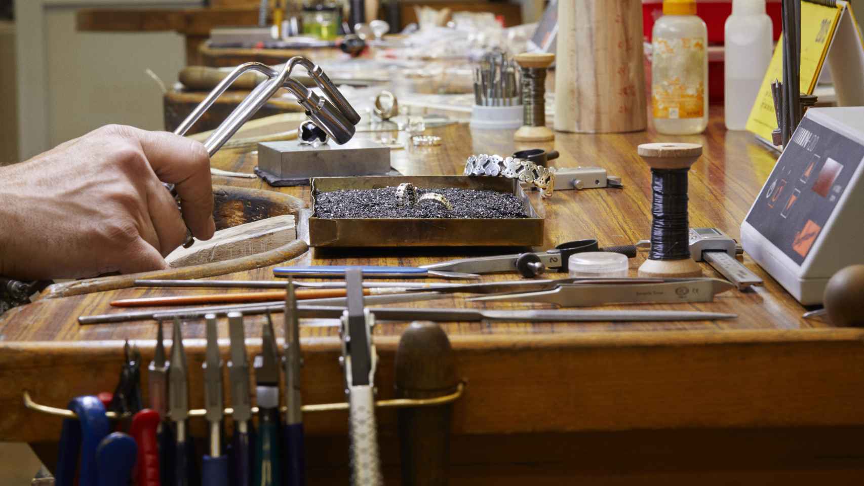 Imagen de una mesa de trabajo en un taller de joyería / TOUS