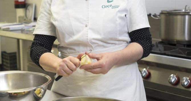 Personal de cocina de Clece durante el proceso de elaboración de la comida