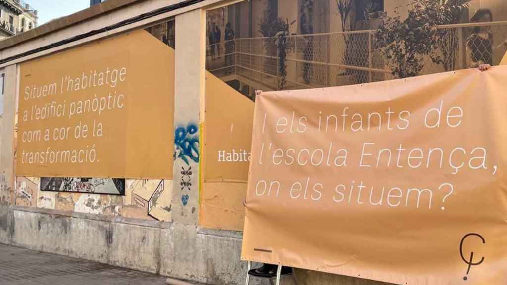 Pancarta de protesta de los padres de alumnos de la escuela Entença que llevan siete años en barracones