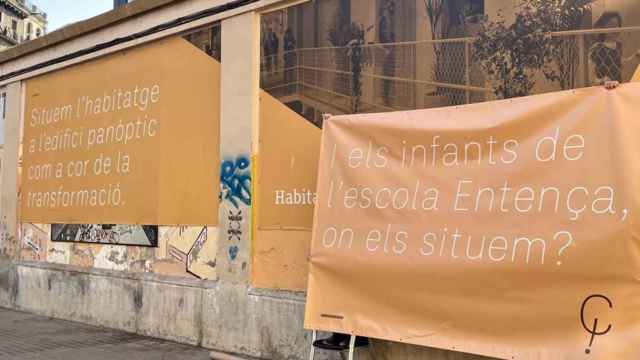 Pancarta de protesta de los padres de alumnos de la escuela Entença que llevan siete años en barracones