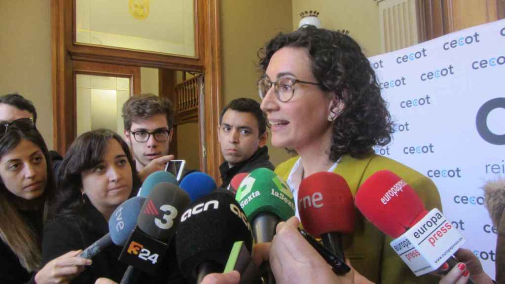 La secretaria general de ERC, Marta Rovira, mientras atiende a los medios / EUROPA PRESS