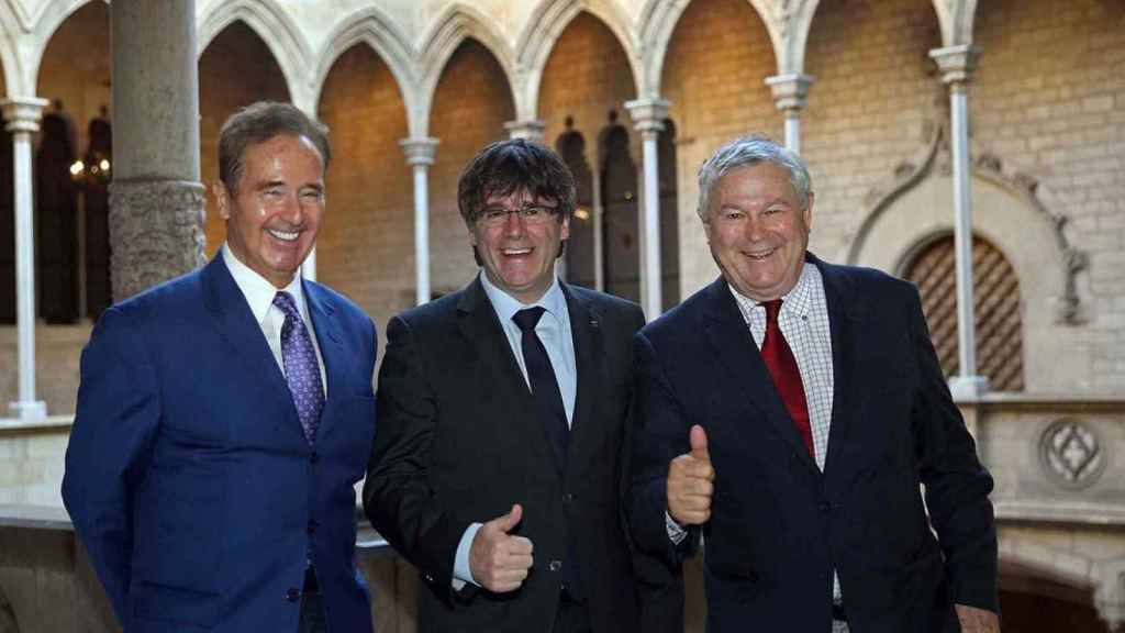 Carles Puigdemont, con los congresistas de Estados Unidos Brian Higgins (i) y Dana Rohrabacher (d) en 2017 / EFE