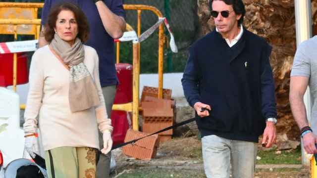 José María Aznar y su mujer Ana Botella disfrutan de un relajado paseo por Marbella en plena pandemia del coronavirus / AGENCIAS