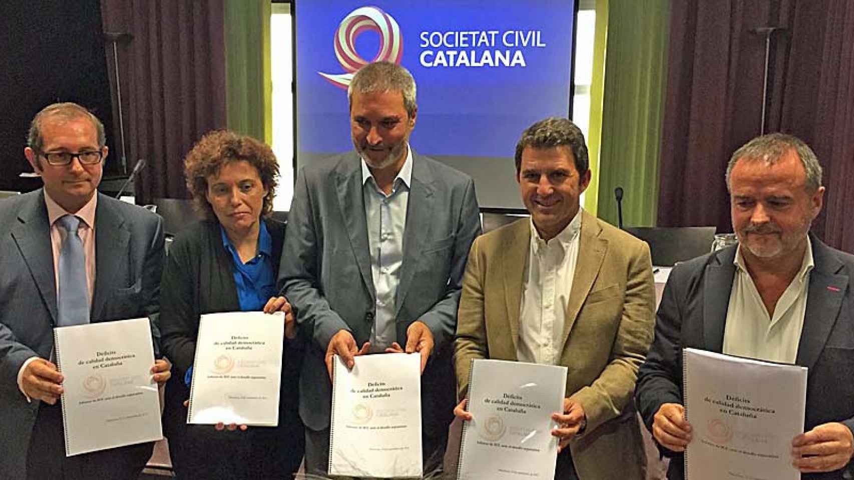 Los directivos de SCC Rafael Arenas, María Isabel Fernández, José Domingo y Francesc Moreno, junto al presidente saliente de la entidad, Josep Ramon Bosch (en el centro)