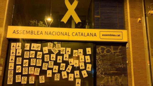 Carteles a favor del Mosso en la sede de la ANC