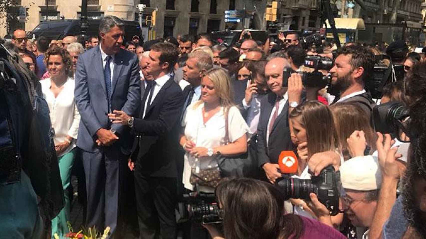 La comitiva popular, encabezada por Pablo Casado, durante la ofrenda floral en La Rambla / CG