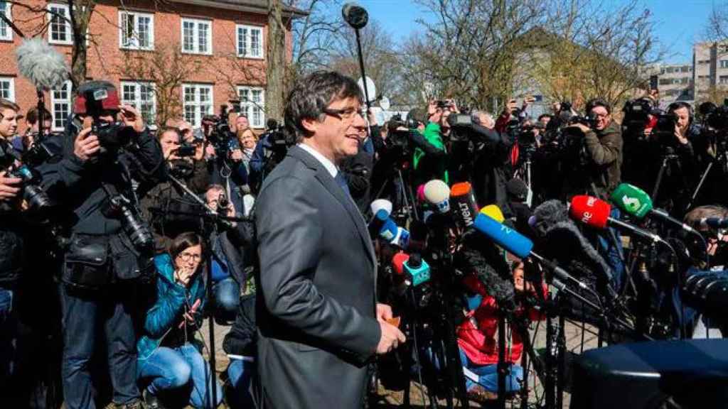 El expresidente de la Generalitat Carles Puigdemont en una comparecencia tras abandonar la cárcel de Neumünster en Alemania / EFE