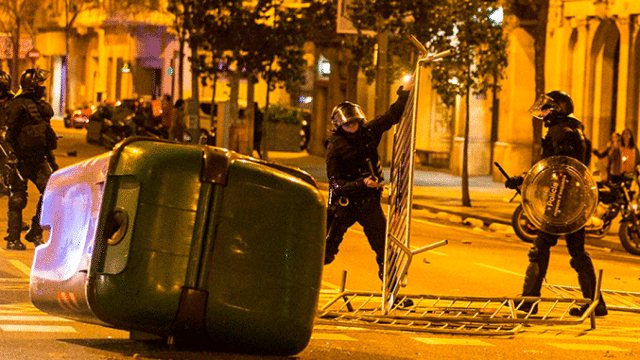 Violencia: Dos agentes de los Mossos d'Esquadra durante los altercados en la Delegación del Gobierno en Cataluña / EFE