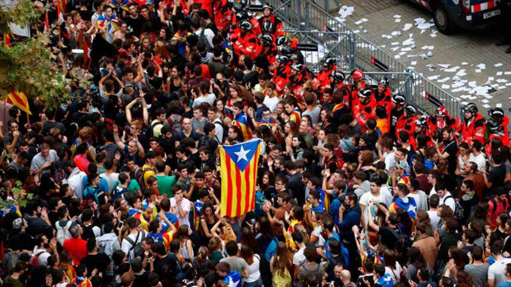 Bomberos independentistas hacen un cordón ante manifestantes pro secesión en Barcelona / CG