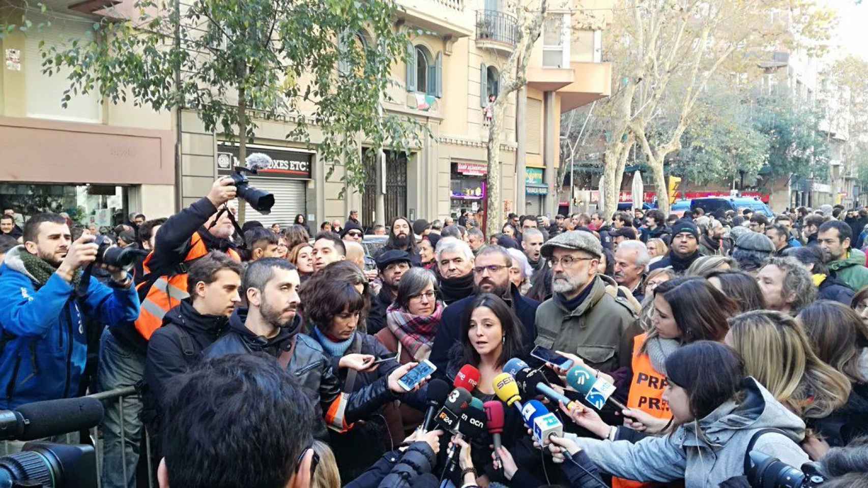 La 'número dos' de la CUP, Maria Sirvent, atiende a los medios tras la concentración de esta mañana en la sede de la formación / CG