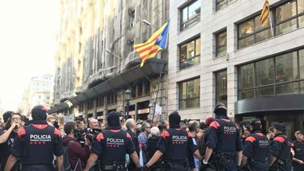 Manifestación ante la sede de la Consejería catalana de Exteriores en Vila Laietana / EUROPA PRESS