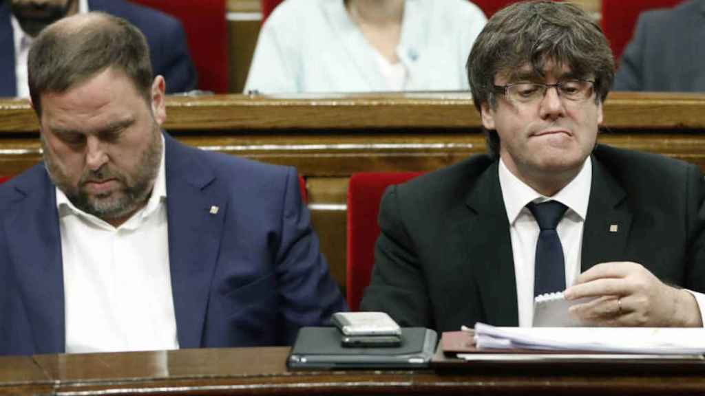 El expresidente de la Generalitat y exconseller de Hacienda, Oriol Junqueras (i), con el cesado 'president', Carles Puigdemont / CG