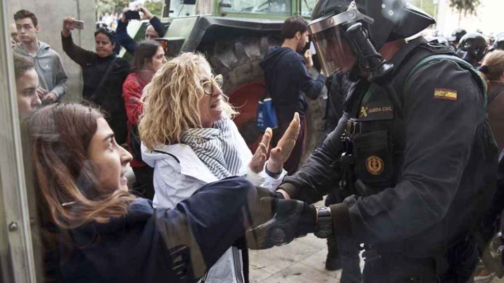 La Guardia Civil interviene en el polideportivo de Sant Julià de Ramis / EFE