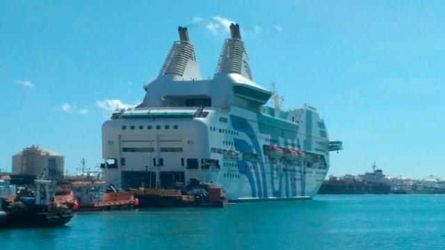 El Rhapsody, de la naviera italiana Grandi Navi Veloci (GNV), atracado en el muelle de Lepant del puerto de Barcelona / CG