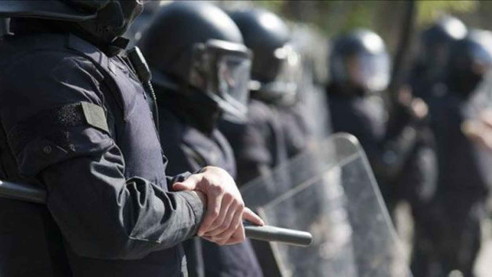 Agentes de los Mossos d'Esquadra, en una intervención anterior / EFE