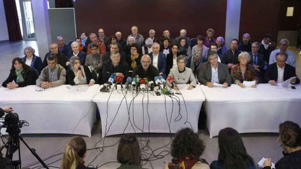 Los mediadores del desarme de ETA, que entregarán a los verificadores la localización de los zulos, en una rueda de prensa en Bayona / EFE