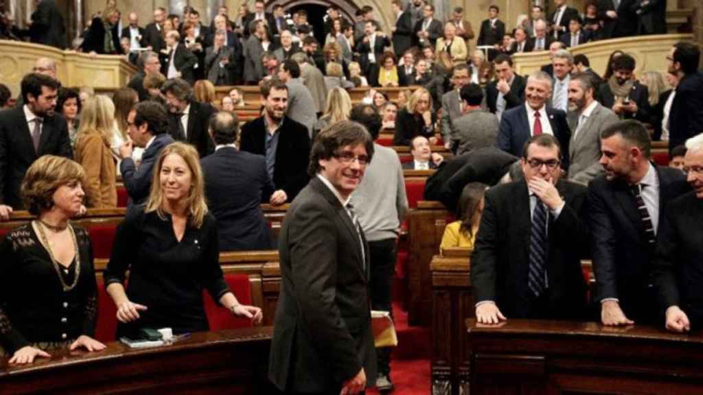 El presidente Carles Puigdemont, en el Pleno del Parlament.